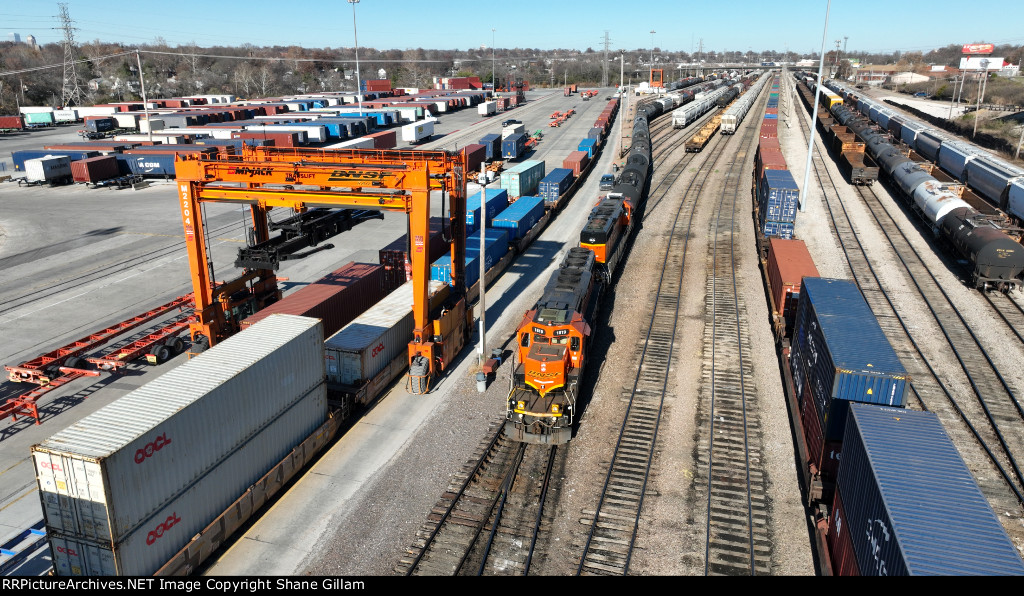 BNSF 1819 Working lindenwood yard. 